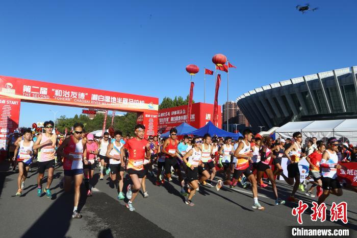 “和治友德”潮白湿地半程马拉松在天津宝坻举