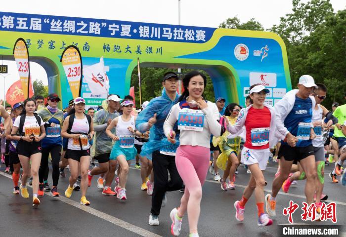 AI赋能亲子跑 银川马拉松打造沉浸式体验