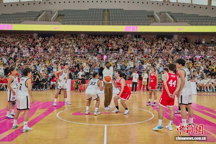 勒布朗·詹姆斯现身上海交大篮球嘉年华 开启第