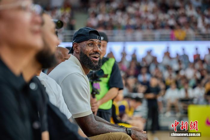 勒布朗·詹姆斯现身上海交大篮球嘉年华 开启第