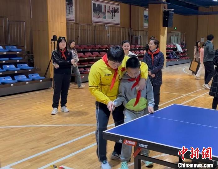 国乒名将梁靖崑陈熠进校园传递中华体育精神