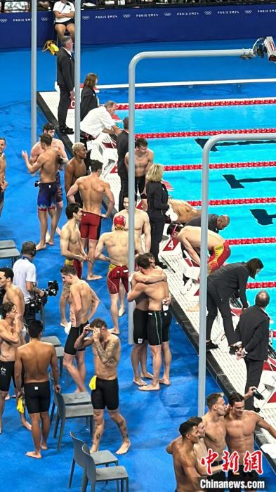巴黎奥运男子4×100米混合泳接力赛中国队摘金 徐