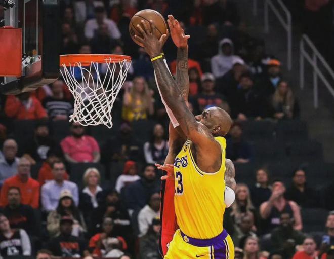 湖人VS火箭鏖战：艾顿统治全场 杜兰特失误成焦