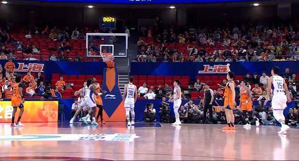 上海半场54-44领先天津 张镇麟李弘权联手建功