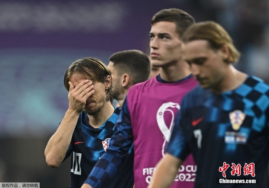 莫德里奇半决赛告别绿茵场 梅西相拥致敬传奇中