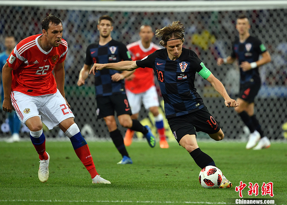 莫德里奇半决赛告别绿茵场 梅西相拥致敬传奇中