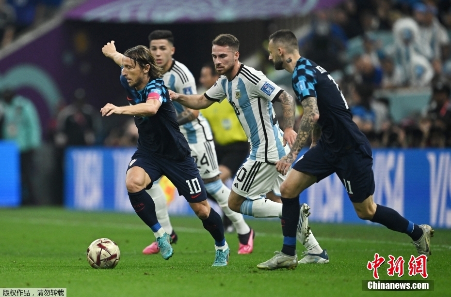 莫德里奇半决赛告别绿茵场 梅西相拥致敬传奇中