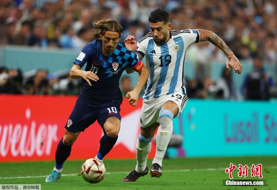 莫德里奇半决赛告别绿茵场 梅西相拥致敬传奇中