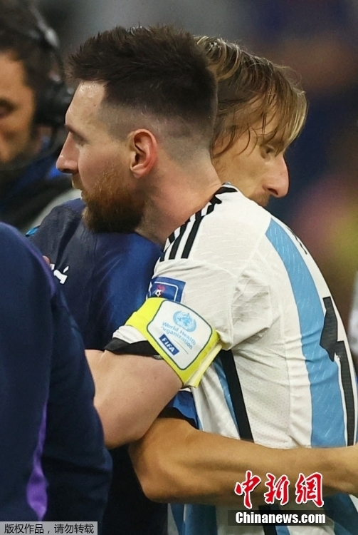 莫德里奇半决赛告别绿茵场 梅西相拥致敬传奇中