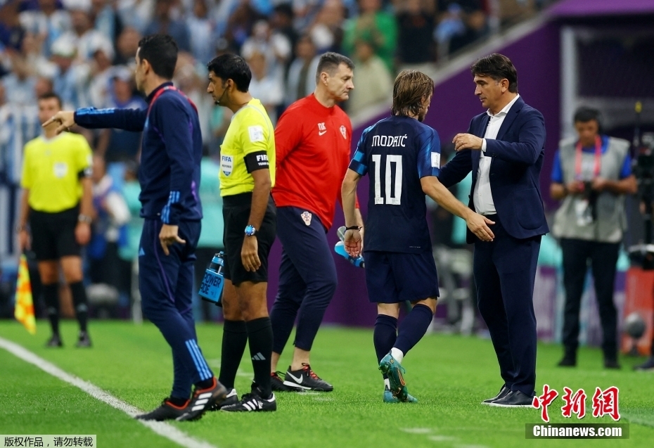 莫德里奇半决赛告别绿茵场 梅西相拥致敬传奇中